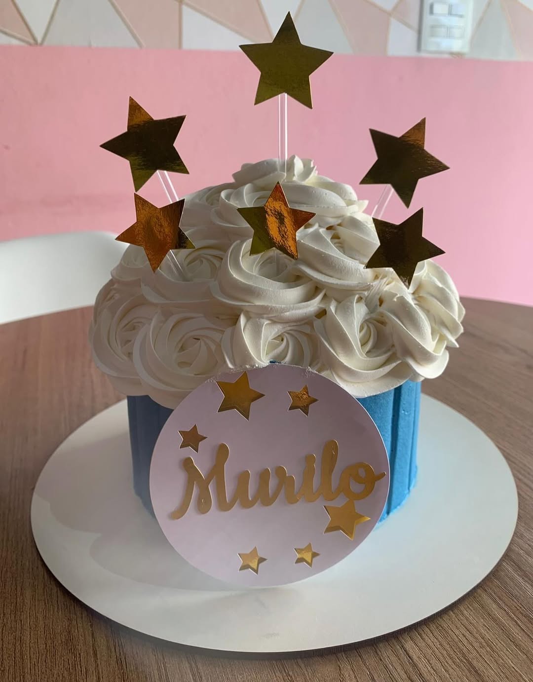Mini bolo cupcake gigante com estrelas douradas