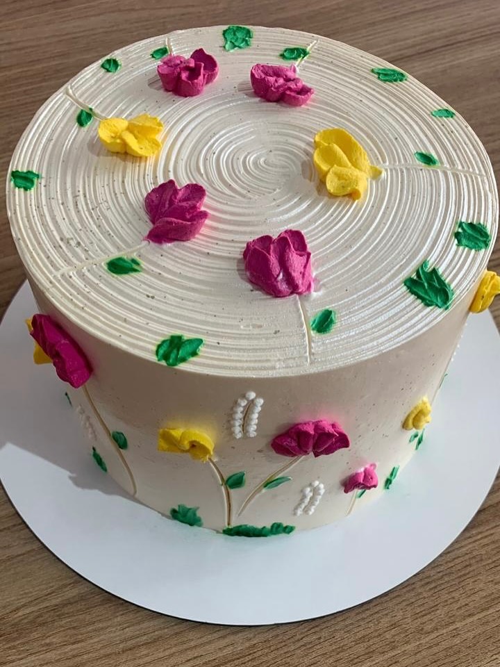 Bolo chantininho decorado com flores coloridas