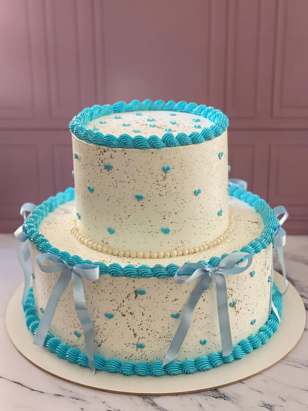 Bolo de Chantininho de dois andares com laços azuis e pérolas