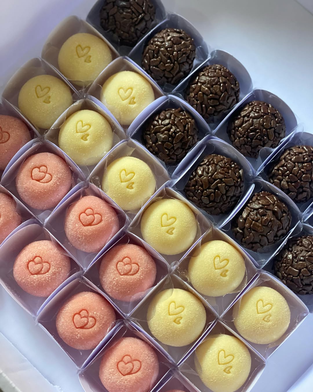 Brigadeiros variados em caixinha transparente